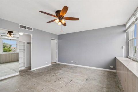 Condo in Saint Petersburg, Florida, 2 bedrooms  № 2221971 - photo 17