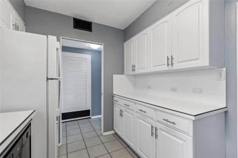 Condo in Saint Petersburg, Florida, 2 bedrooms  № 2221971 - photo 8