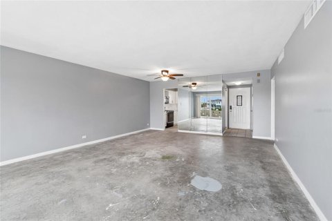 Condo in Saint Petersburg, Florida, 2 bedrooms  № 2221971 - photo 11