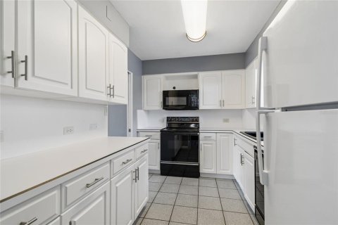 Condo in Saint Petersburg, Florida, 2 bedrooms  № 2221971 - photo 5