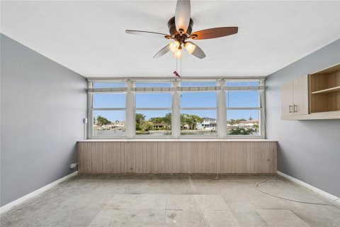 Condo in Saint Petersburg, Florida, 2 bedrooms  № 2221971 - photo 14