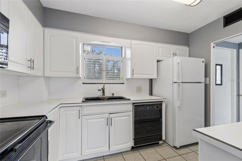 Condo in Saint Petersburg, Florida, 2 bedrooms  № 2221971 - photo 7