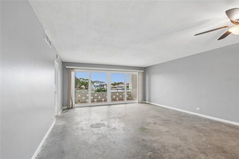 Condo in Saint Petersburg, Florida, 2 bedrooms  № 2221971 - photo 10
