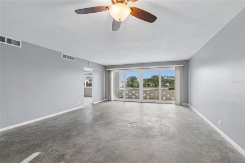 Condo in Saint Petersburg, Florida, 2 bedrooms  № 2221971 - photo 9