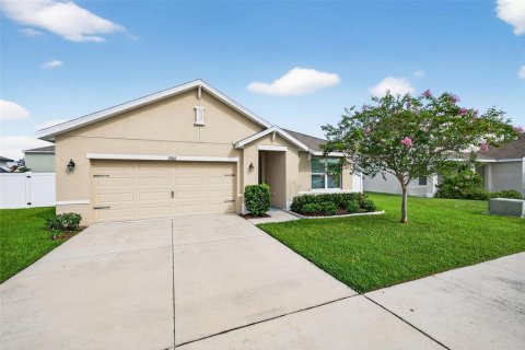 House in Zephyrhills, Florida 3 bedrooms, 157 sq.m. № 1915619 - photo 2
