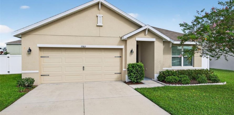 House in Zephyrhills, Florida 3 bedrooms, 157 sq.m. № 1915619
