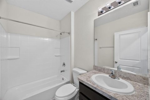 House in Zephyrhills, Florida 3 bedrooms, 157 sq.m. № 1915619 - photo 12