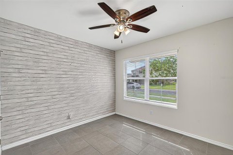 House in Zephyrhills, Florida 3 bedrooms, 157 sq.m. № 1915619 - photo 8