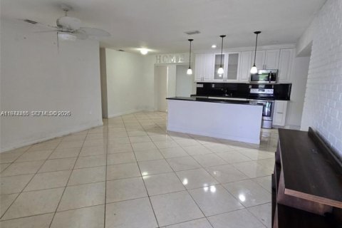 Villa ou maison à louer à Hialeah, Floride: 1 chambre, 153.38 m2 № 1999974 - photo 2