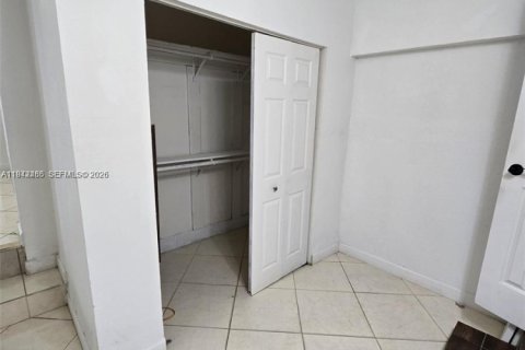 Villa ou maison à louer à Hialeah, Floride: 1 chambre, 153.38 m2 № 1999974 - photo 6
