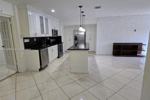 Villa ou maison à louer à Hialeah, Floride: 1 chambre, 153.38 m2 № 1999974 - photo 3