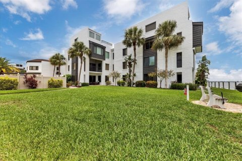 Condo in Englewood, Florida, 2 bedrooms  № 667319 - photo 17