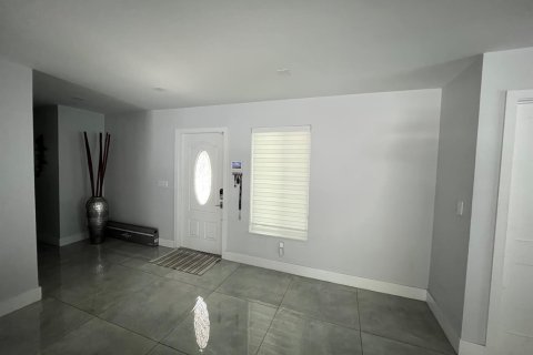 House in North Lauderdale, Florida 4 bedrooms, 200.58 sq.m. № 2175590 - photo 2