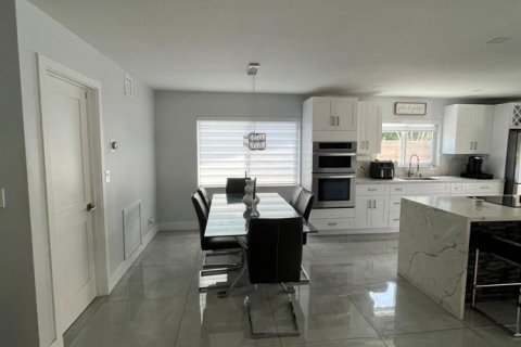 House in North Lauderdale, Florida 4 bedrooms, 200.58 sq.m. № 2175590 - photo 5