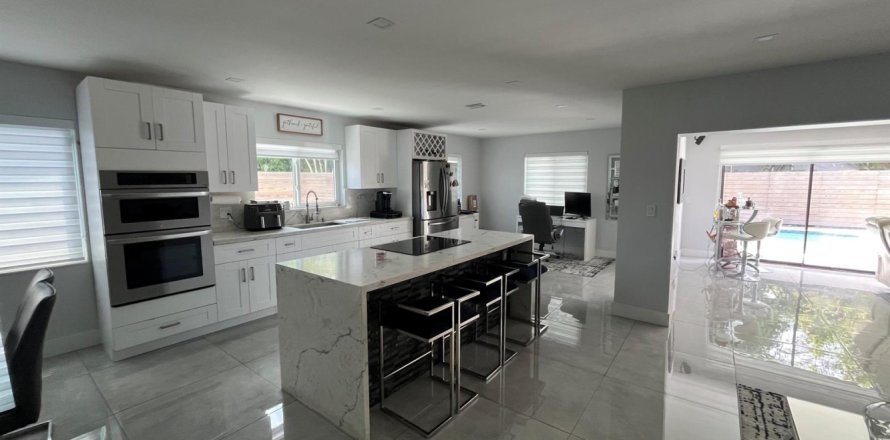 House in North Lauderdale, Florida 4 bedrooms, 200.58 sq.m. № 2175590