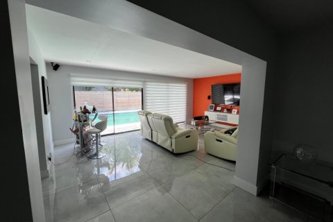 House in North Lauderdale, Florida 4 bedrooms, 200.58 sq.m. № 2175590 - photo 4