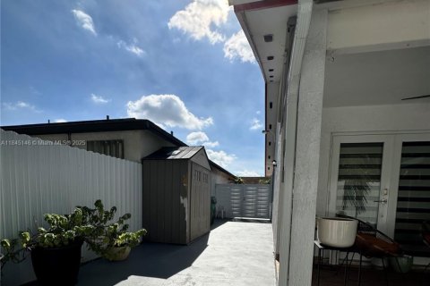 Villa ou maison à vendre à Miami, Floride: 3 chambres, 161.28 m2 № 1840819 - photo 5