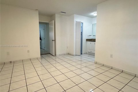 Villa ou maison à vendre à Miami, Floride: 3 chambres, 161.28 m2 № 1840819 - photo 16