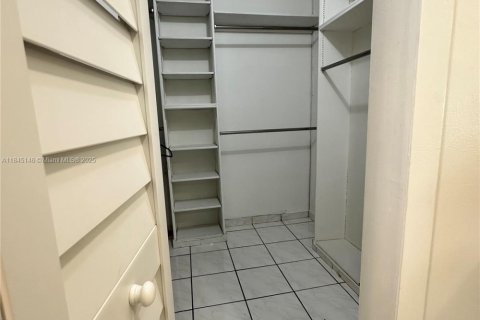 Villa ou maison à vendre à Miami, Floride: 3 chambres, 161.28 m2 № 1840819 - photo 18