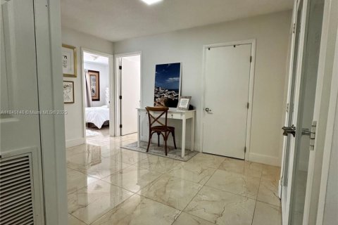 Villa ou maison à vendre à Miami, Floride: 3 chambres, 161.28 m2 № 1840819 - photo 14