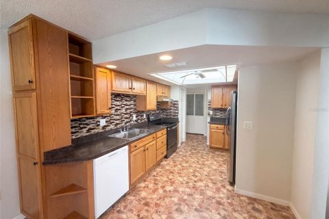 House in Spring Hill, Florida 3 bedrooms, 156.26 sq.m. № 2361079 - photo 3