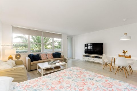 Condominio en alquiler en Miami Beach, Florida, 49.24 m2 № 2059881 - foto 2