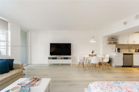 Condominio en alquiler en Miami Beach, Florida, 49.24 m2 № 2059881 - foto 6