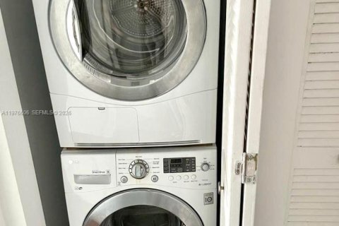 Снять в аренду кондоминиум в Майами, Флорида 2 спальни, 94.2м2, № 2040548 - фото 17