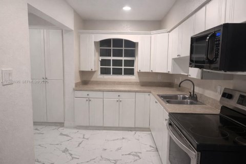 House in Florida City, Florida 3 bedrooms, 119.1 sq.m. № 1998042 - photo 2