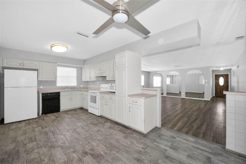 House in Hudson, Florida 2 bedrooms, 115.94 sq.m. № 2396267 - photo 7