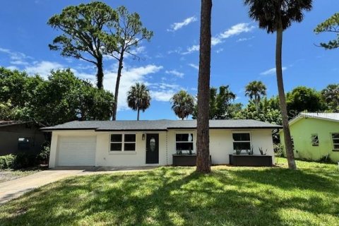 House in New Smyrna Beach, Florida 4 bedrooms, 130.71 sq.m. № 1837472 - photo 1