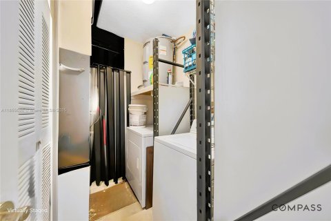 Condo in Oakland Park, Florida, 2 bedrooms  № 1880241 - photo 17
