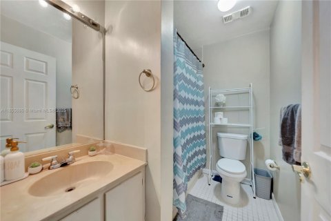 Condo in Oakland Park, Florida, 2 bedrooms  № 1880241 - photo 16