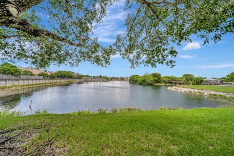 Condo in Oakland Park, Florida, 2 bedrooms  № 1880241 - photo 2