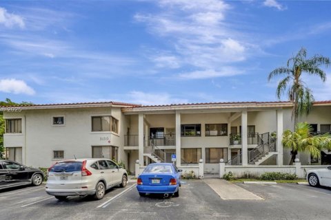 Condo in Oakland Park, Florida, 2 bedrooms  № 1880241 - photo 21