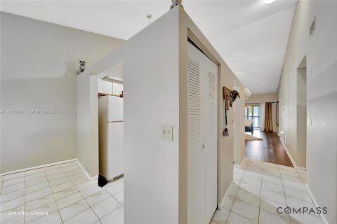 Condo in Oakland Park, Florida, 2 bedrooms  № 1880241 - photo 7