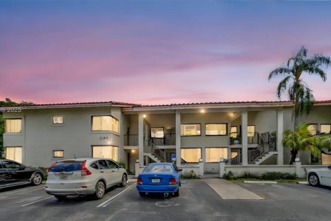 Condo in Oakland Park, Florida, 2 bedrooms  № 1880241 - photo 1
