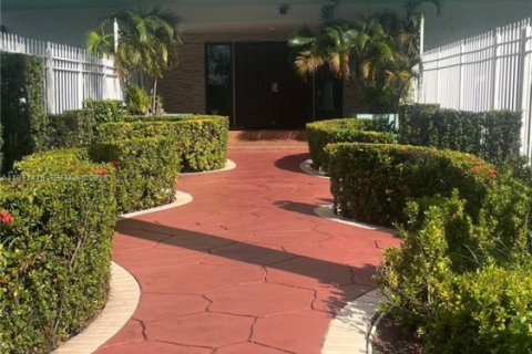 Condo in Hialeah, Florida, 1 bedroom № 1966790 - photo 11