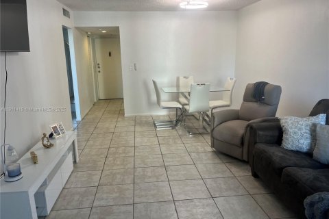 Copropriété à vendre à Hialeah, Floride: 1 chambre, 66.15 m2 № 1966790 - photo 2