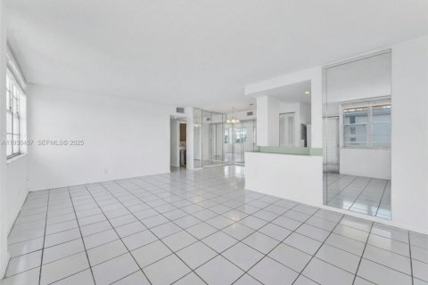 Condominio en venta en North Miami Beach, Florida, 2 dormitorios, 103.31 m2 № 2088449 - foto 16