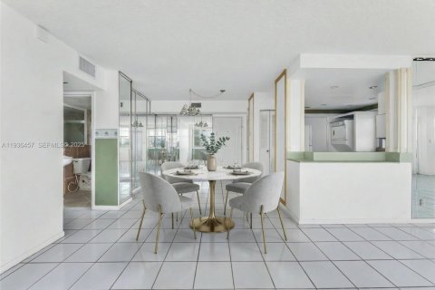 Condominio en venta en North Miami Beach, Florida, 2 dormitorios, 103.31 m2 № 2088449 - foto 7