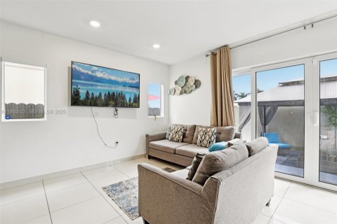 Casa en venta en Florida City, Florida, 5 dormitorios, 176.7 m2 № 2009352 - foto 11