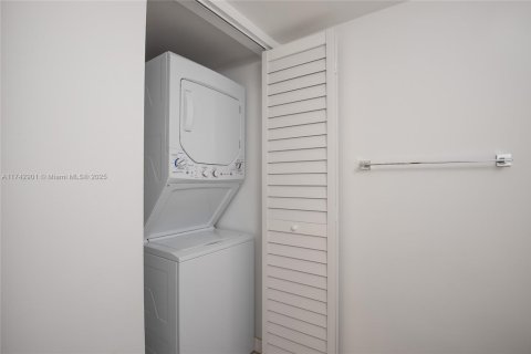 Condo in Key Biscayne, Florida, 1 bedroom  № 1714197 - photo 9