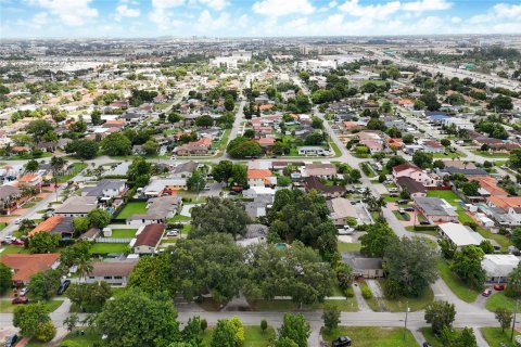 House in Miami, Florida 5 bedrooms, 268.49 sq.m. № 1874844 - photo 29