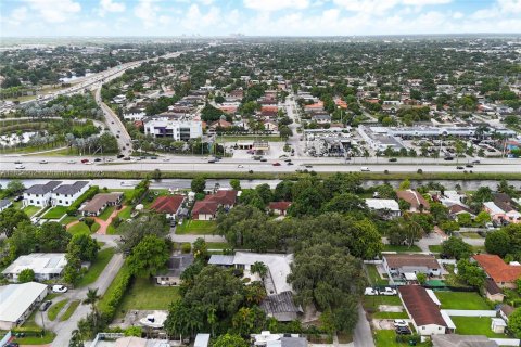 House in Miami, Florida 5 bedrooms, 268.49 sq.m. № 1874844 - photo 28