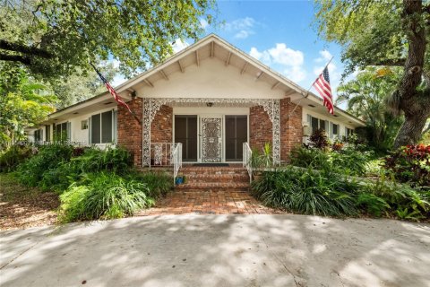 House in Miami, Florida 5 bedrooms, 268.49 sq.m. № 1874844 - photo 1