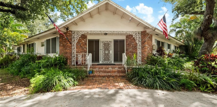 House in Miami, Florida 5 bedrooms, 268.49 sq.m. № 1874844