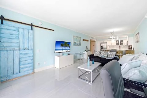 Condominio en venta en Sunny Isles Beach, Florida, 1 dormitorio, 93.37 m2 № 1943421 - foto 3