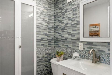 Condo in Hollywood, Florida, 1 bedroom  № 1992142 - photo 8