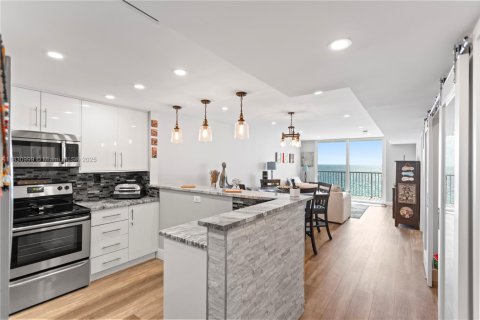 Condo in Hollywood, Florida, 1 bedroom  № 1992142 - photo 6